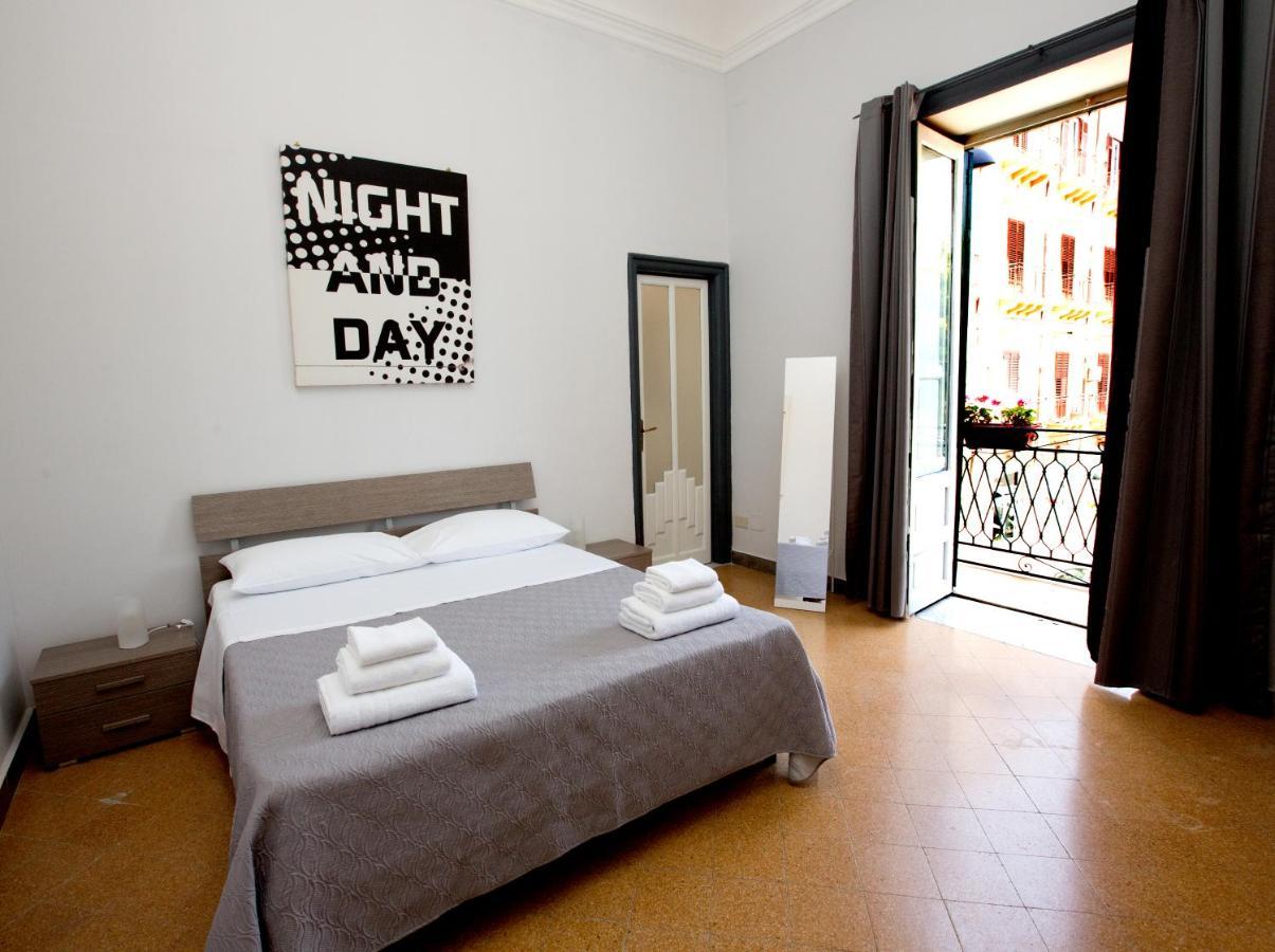 Zimmer mit Kingsize-Bett und Balkon