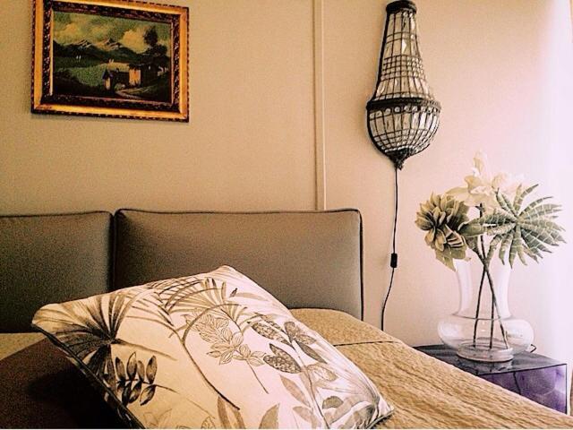 Zimmer mit Kingsize-Bett und Balkon