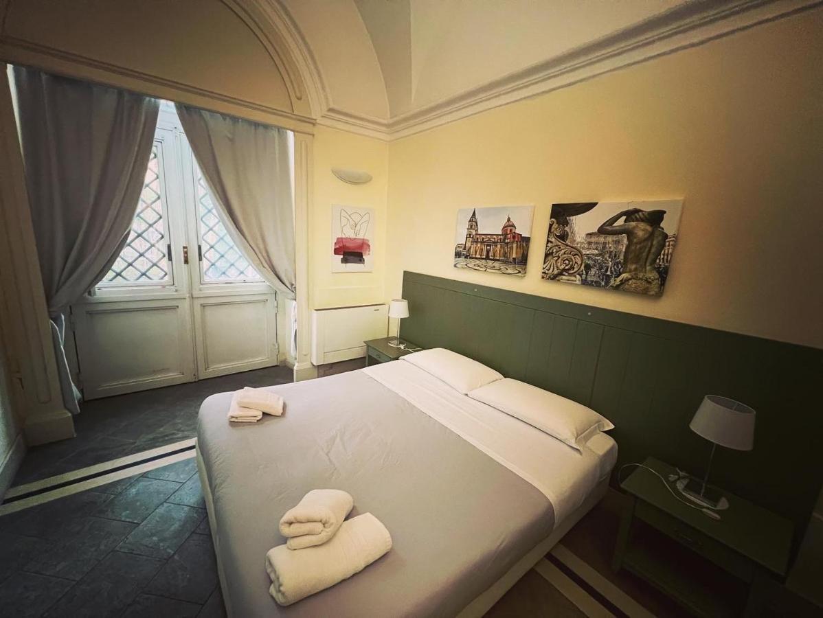 Zimmer mit Kingsize-Bett und Gartenblick.