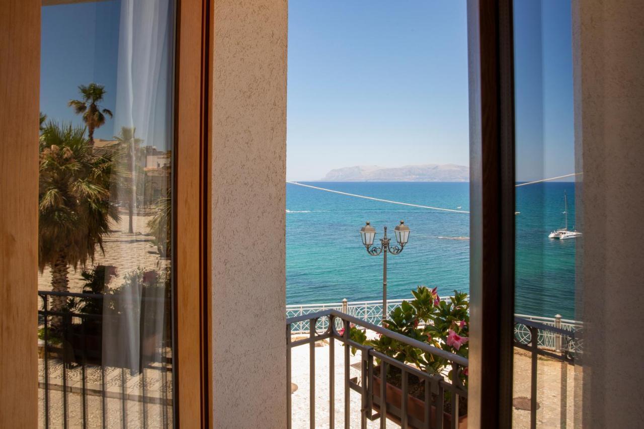 Camera Tripla Superior con Vista Mare