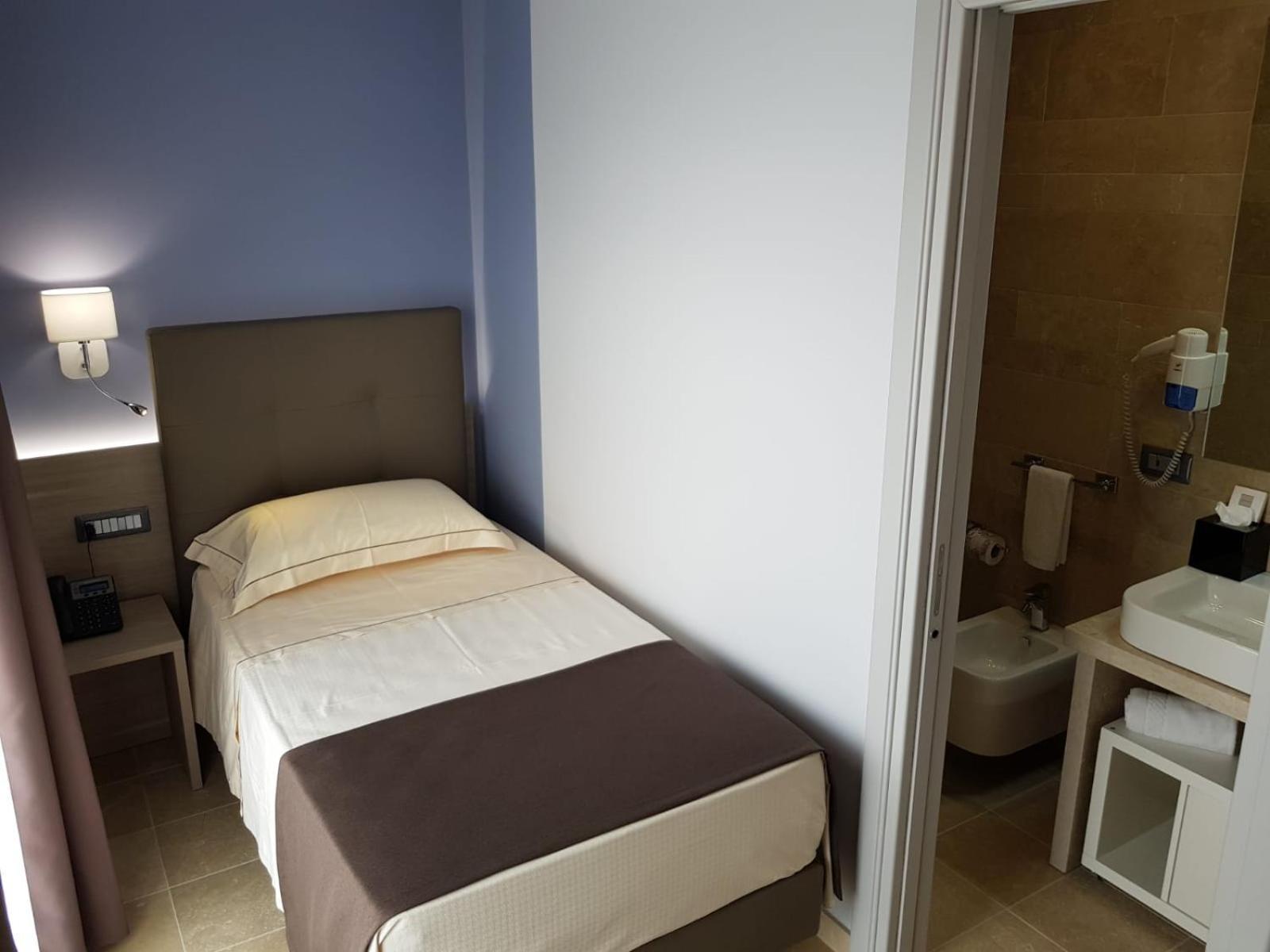 Single Room,696105399:JPEG