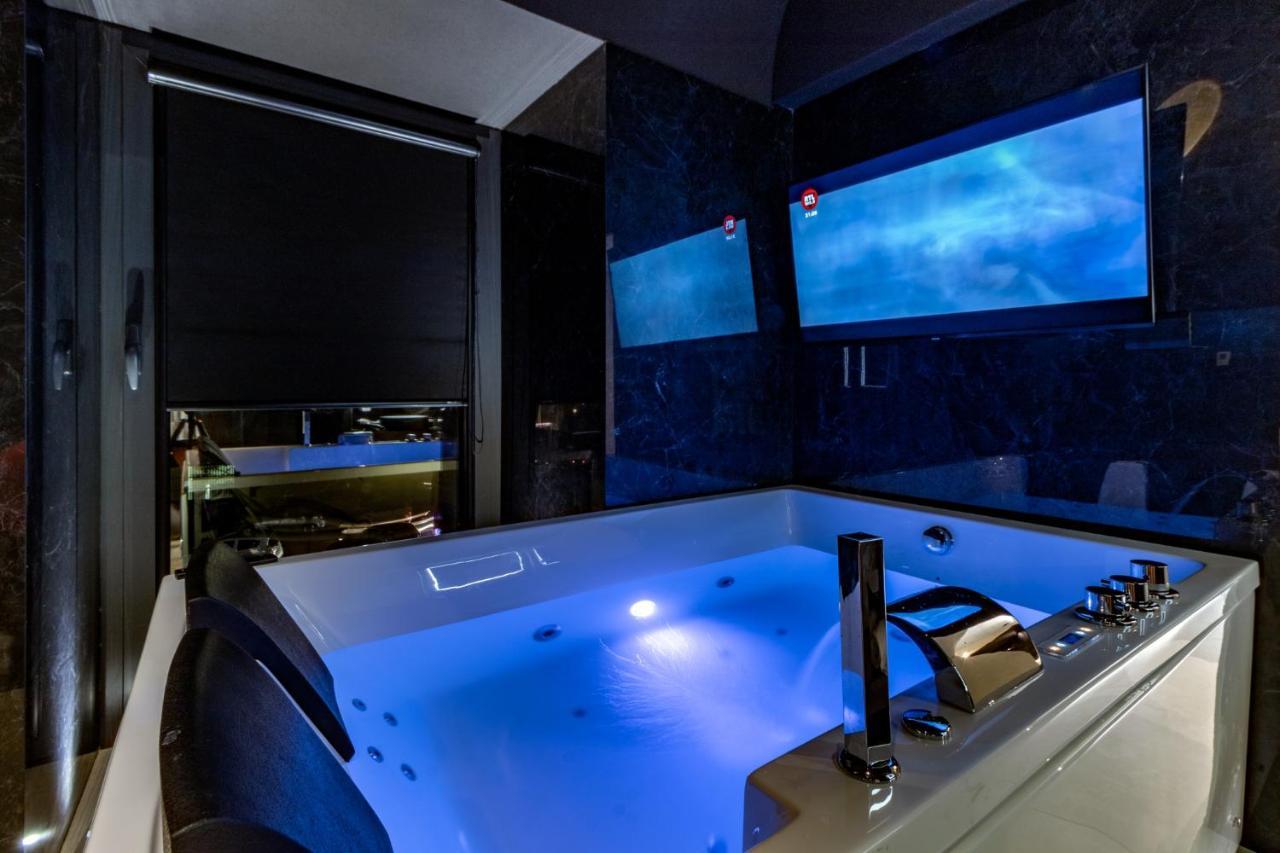Habitación con cama grande y balcón