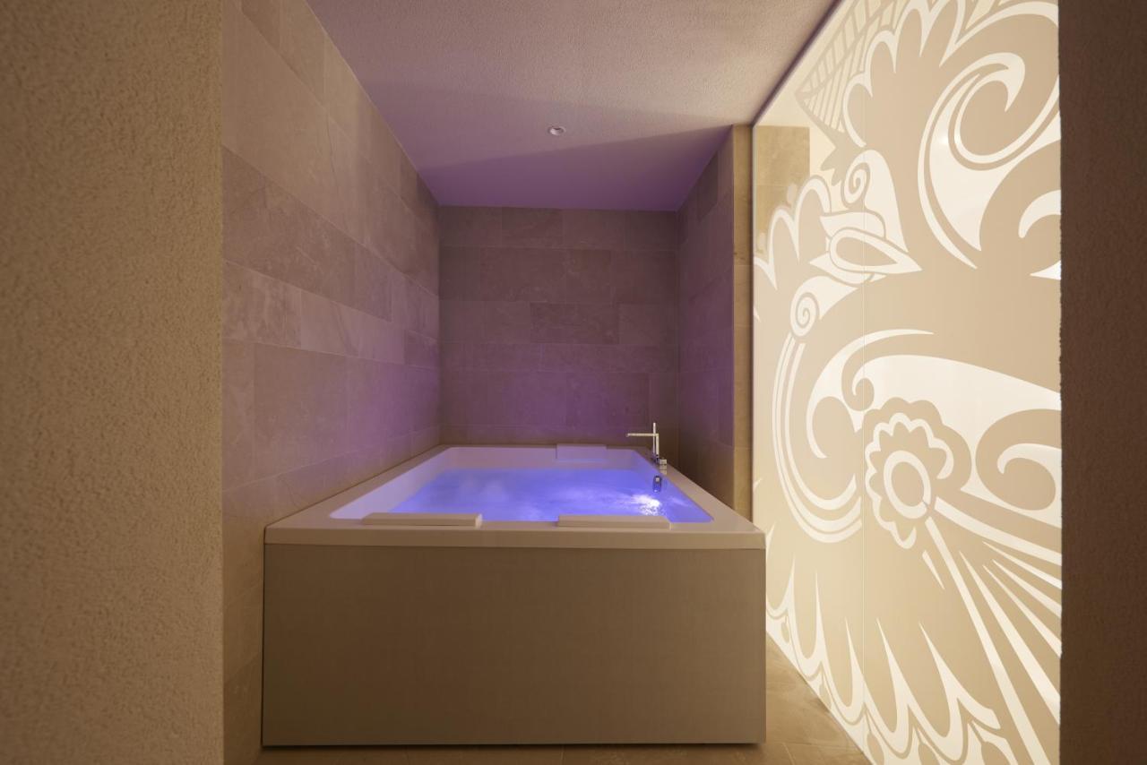Suite with Hot Tub