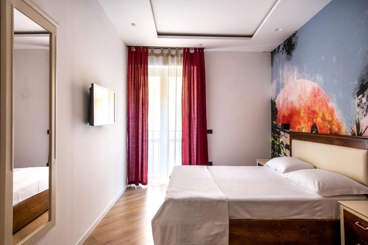 Habitación con cama grande y balcón