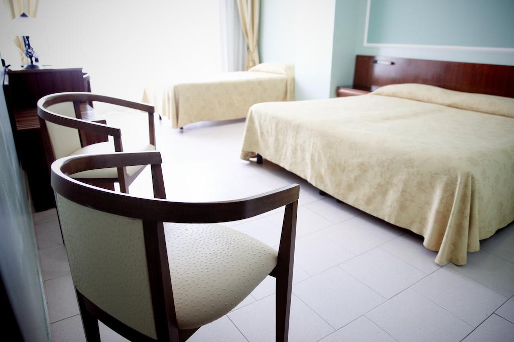 Family Room (2 Adults + 1 Child),150148126:JPEG