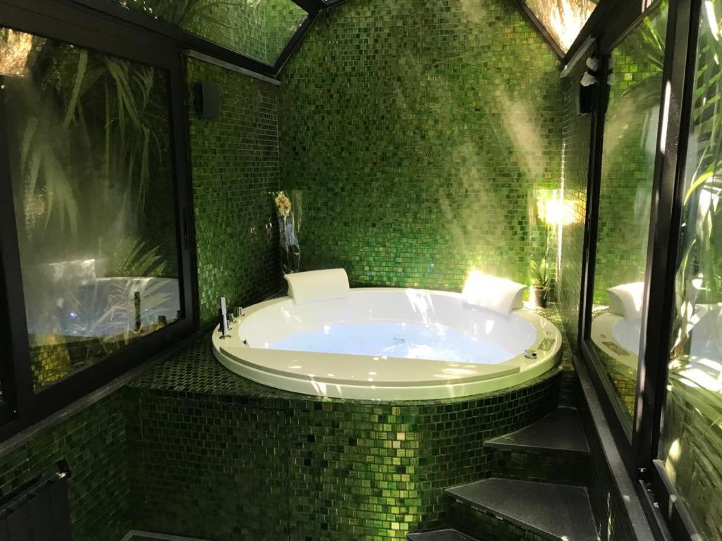 Double Room Spa Bath Garden