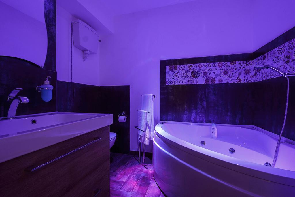 Superior Zimmer mit Whirlpool und Kingsize-Bett