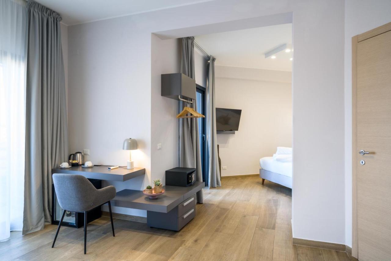 Family Room with Balcony and Partial Sea View,1371071210:JPEG