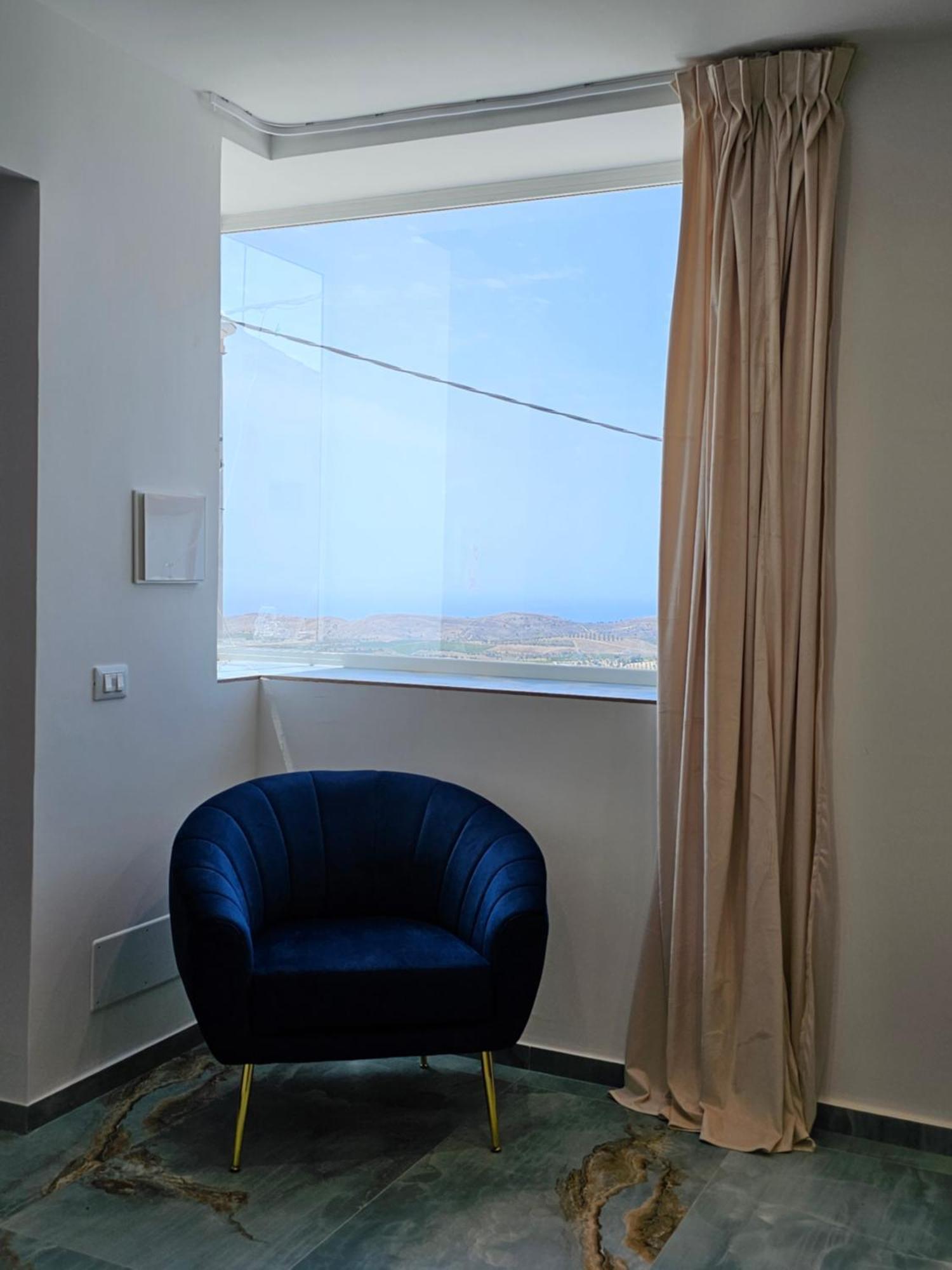 Habitación con cama grande y bañera de hidromasaje