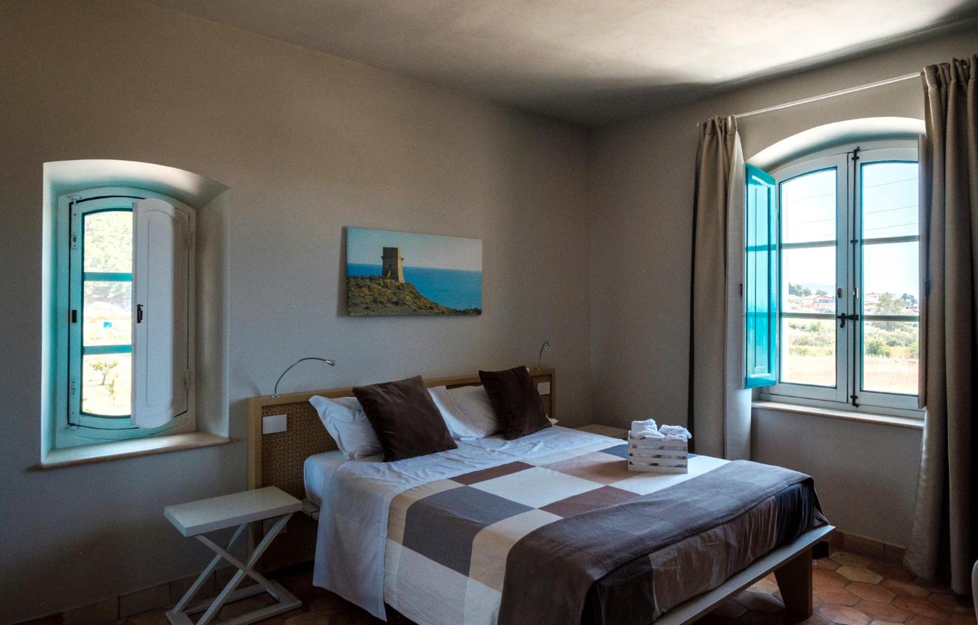 Deluxe Room (2 Adults + 1 Child),1605225594:JPEG