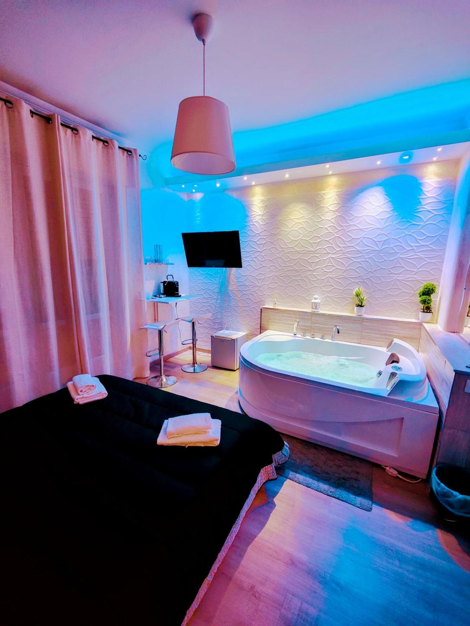 Deluxe Suite Spa Bath