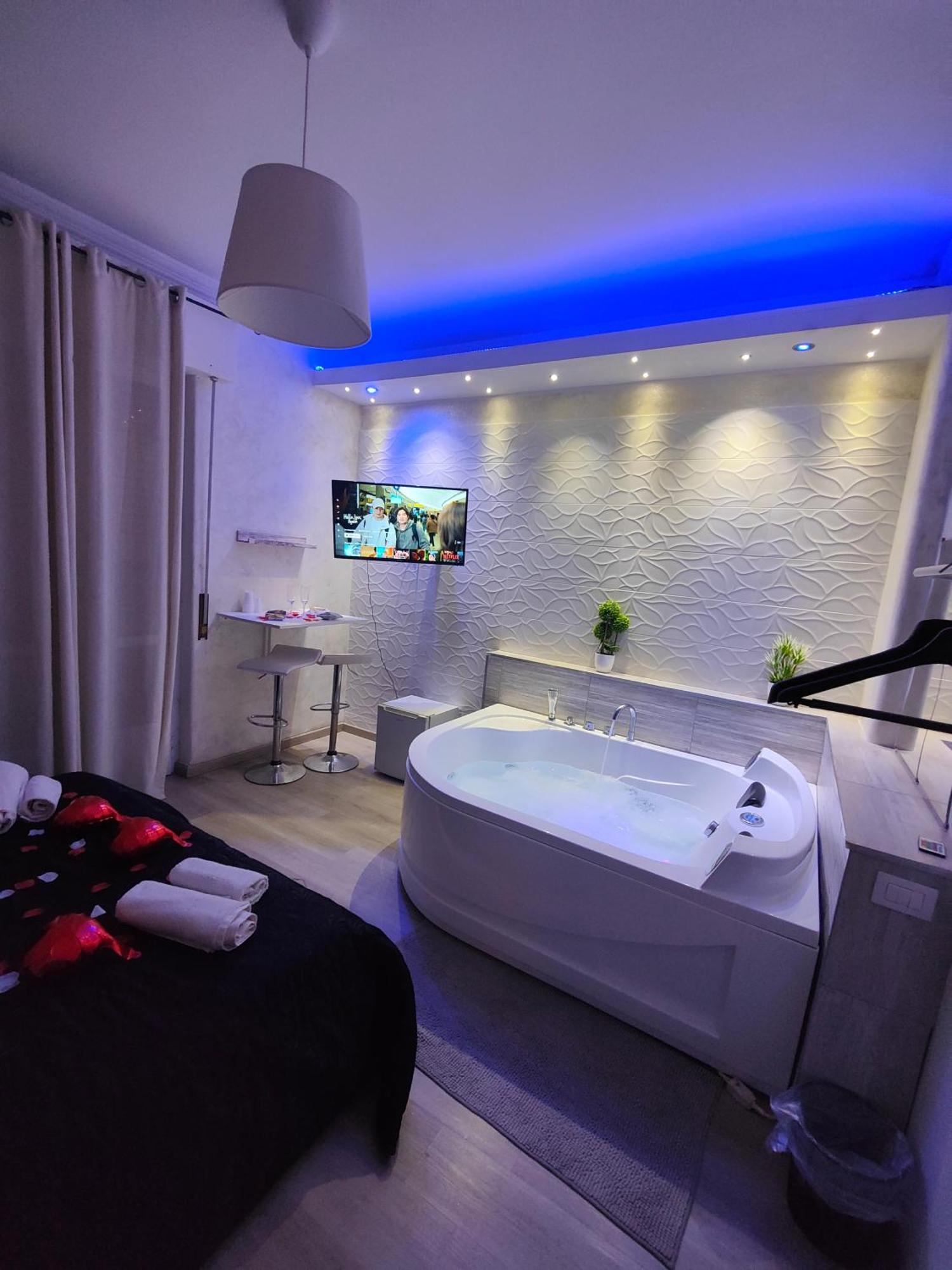 Deluxe Suite Spa Bath