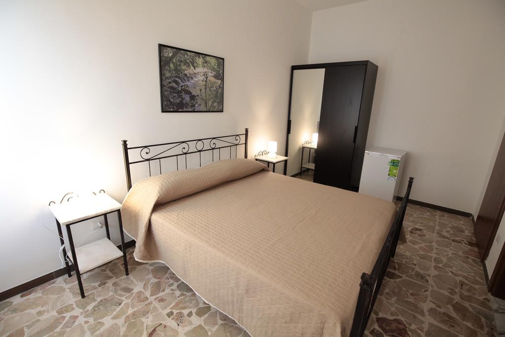 Standard Double Room,215686343:JPEG