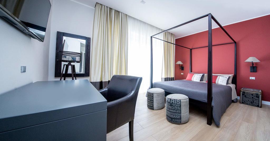 Zimmer mit Kingsize-Bett und Balkon