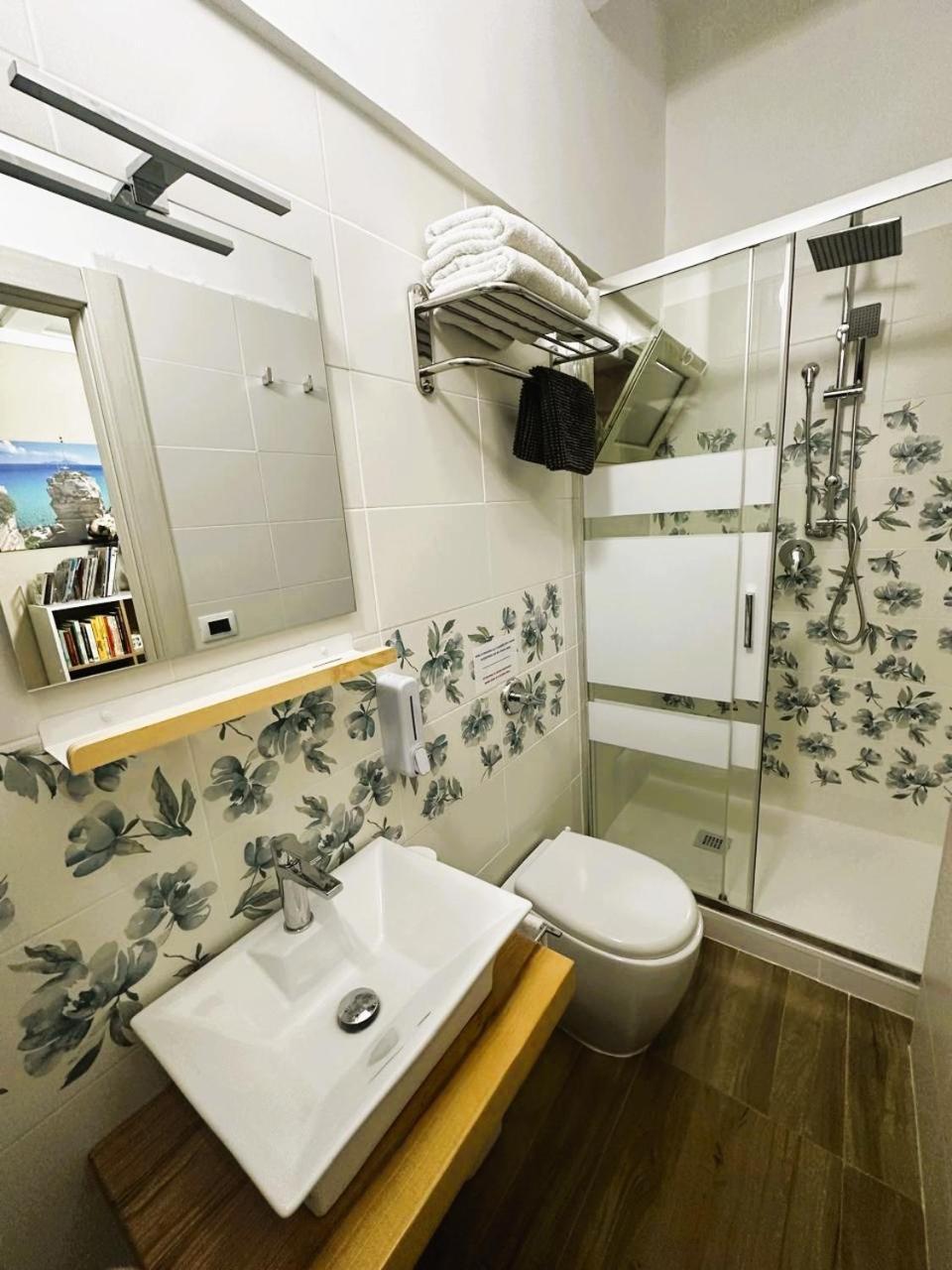 Double or Twin Room with External Private Bathroom