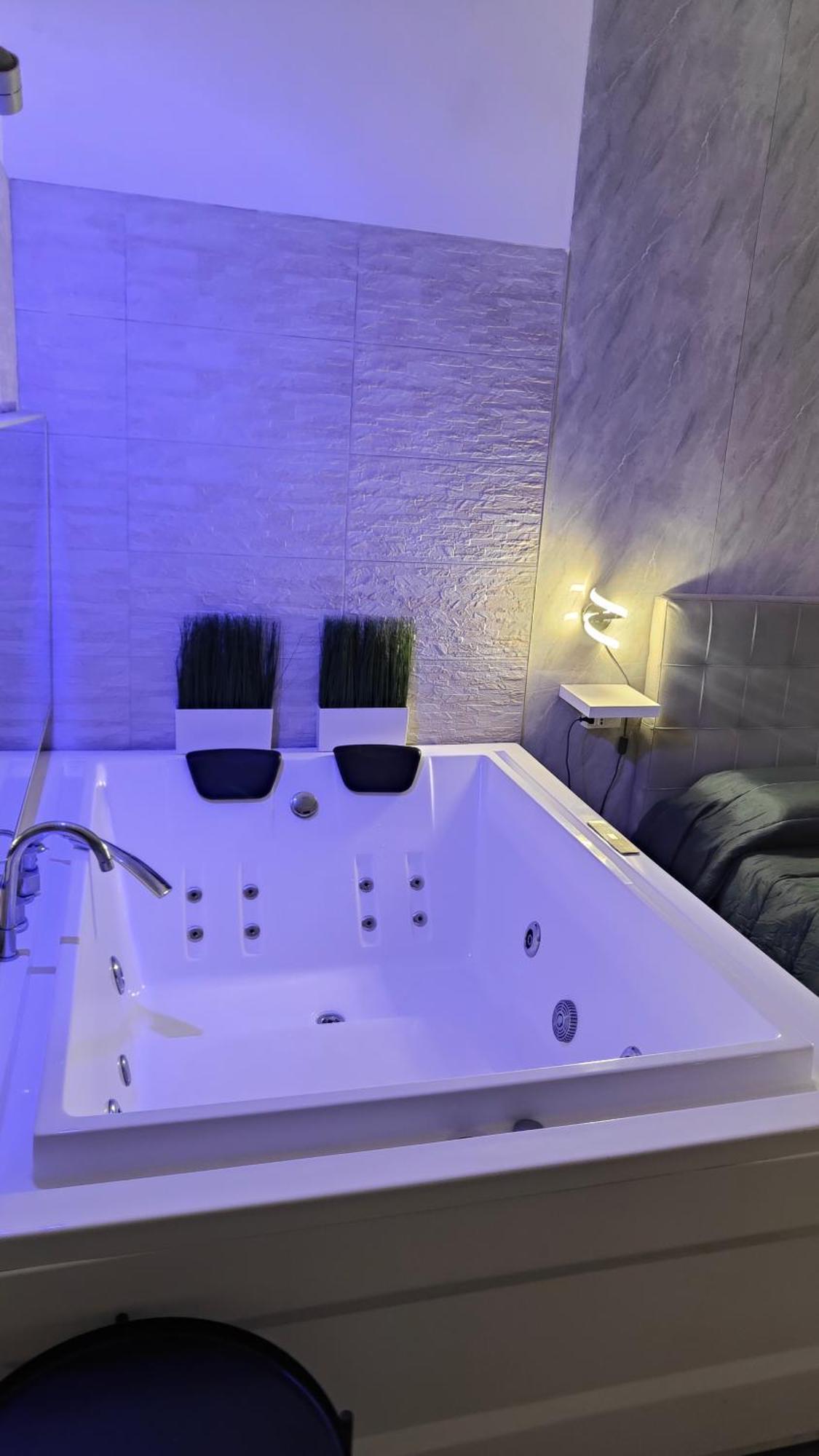 King Suite Spa Bath
