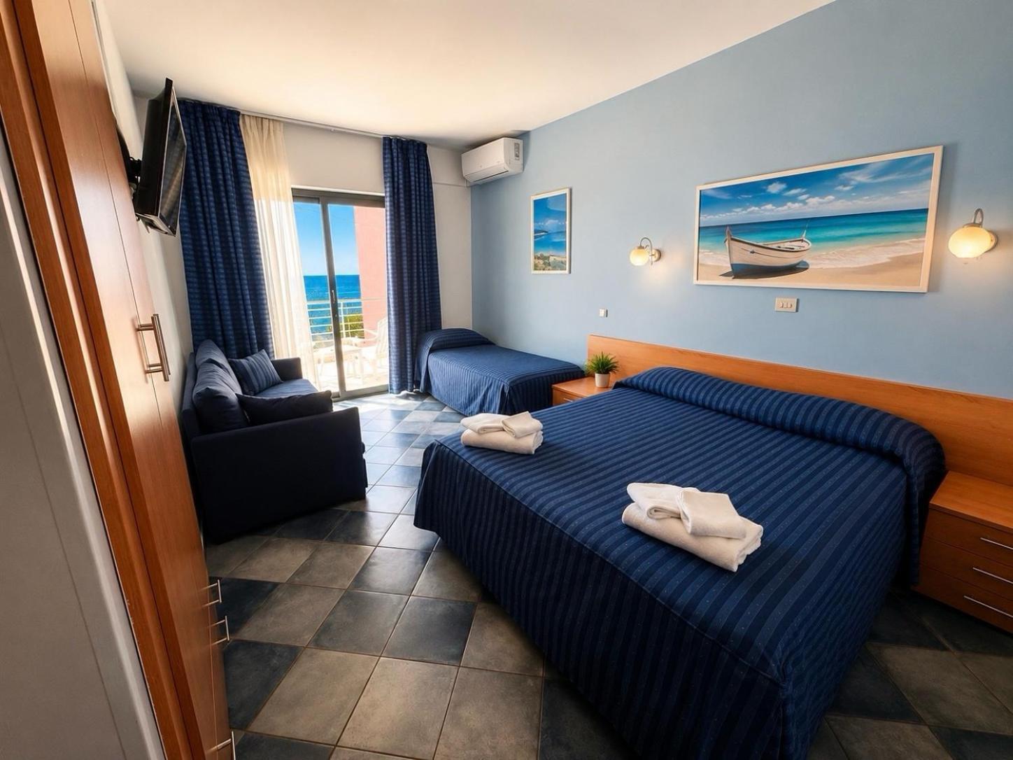 Camera Tripla con Vista Mare
