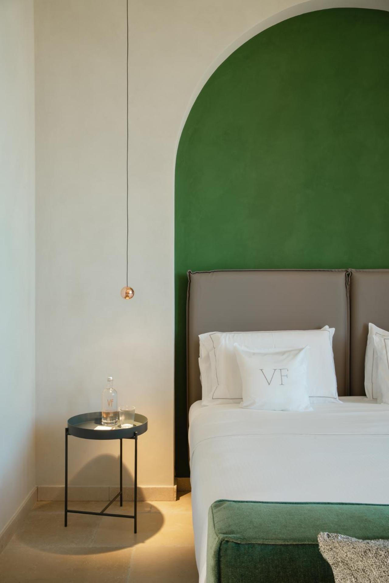 Habitación con cama extragrande y vistas al mar