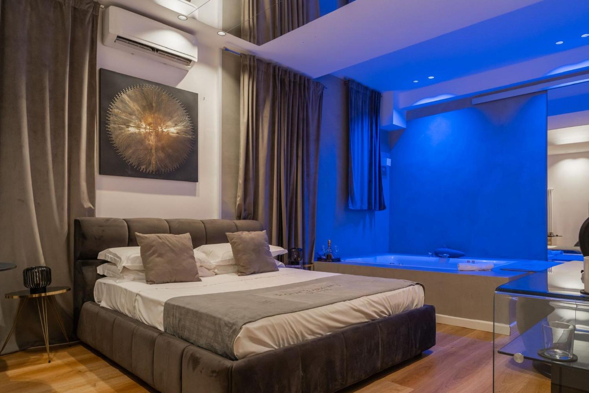 Habitación con cama grande y bañera de hidromasaje