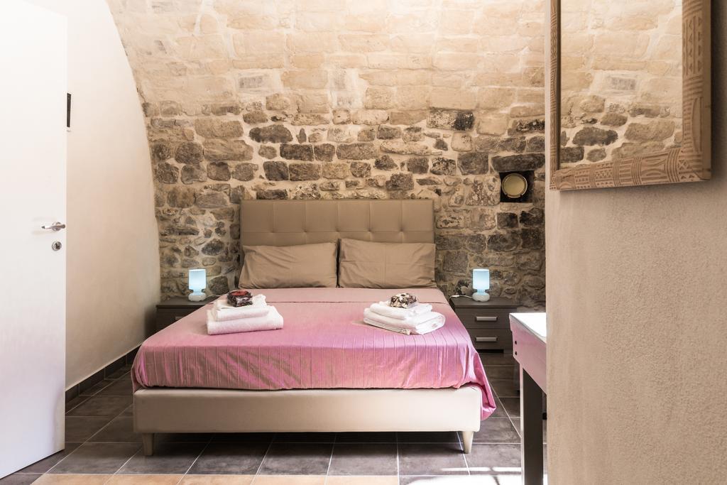 One-Bedroom House,313718673:JPEG