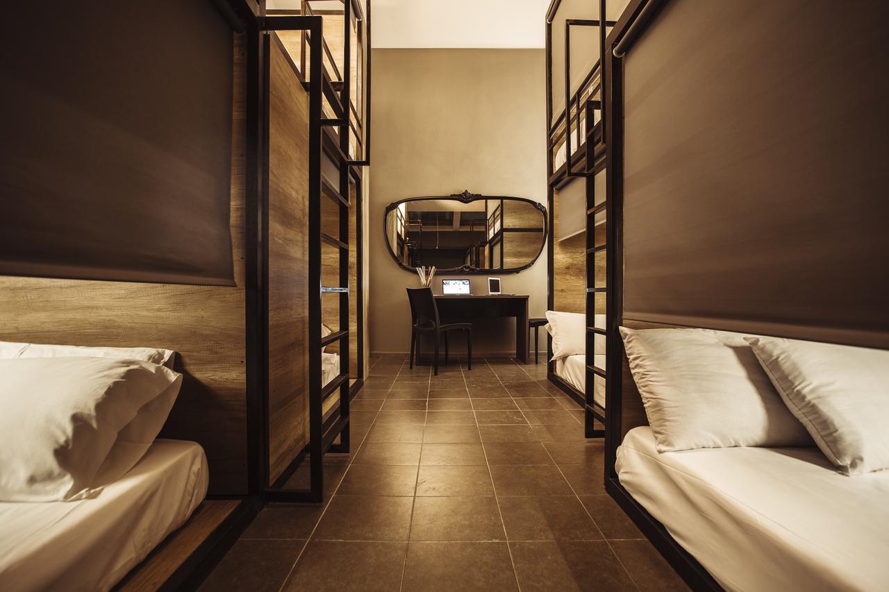 Lit Simple dans Dortoir Mixte