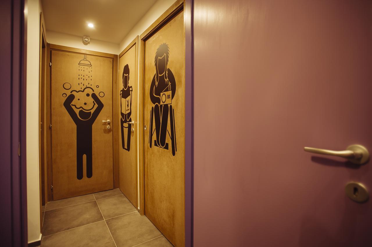 Lit Simple dans Dortoir Mixte