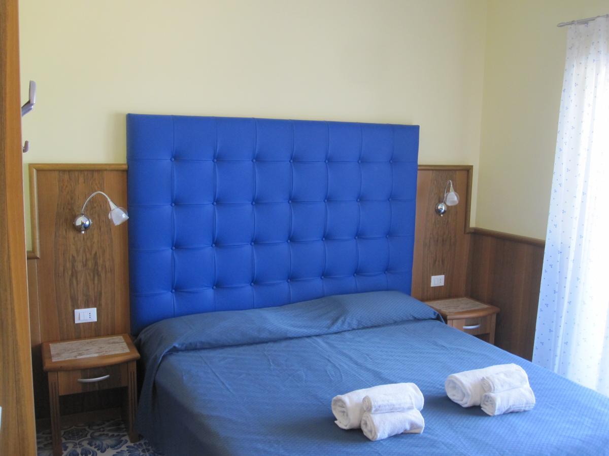 Double or Twin Room with Sea View,662416089:JPEG