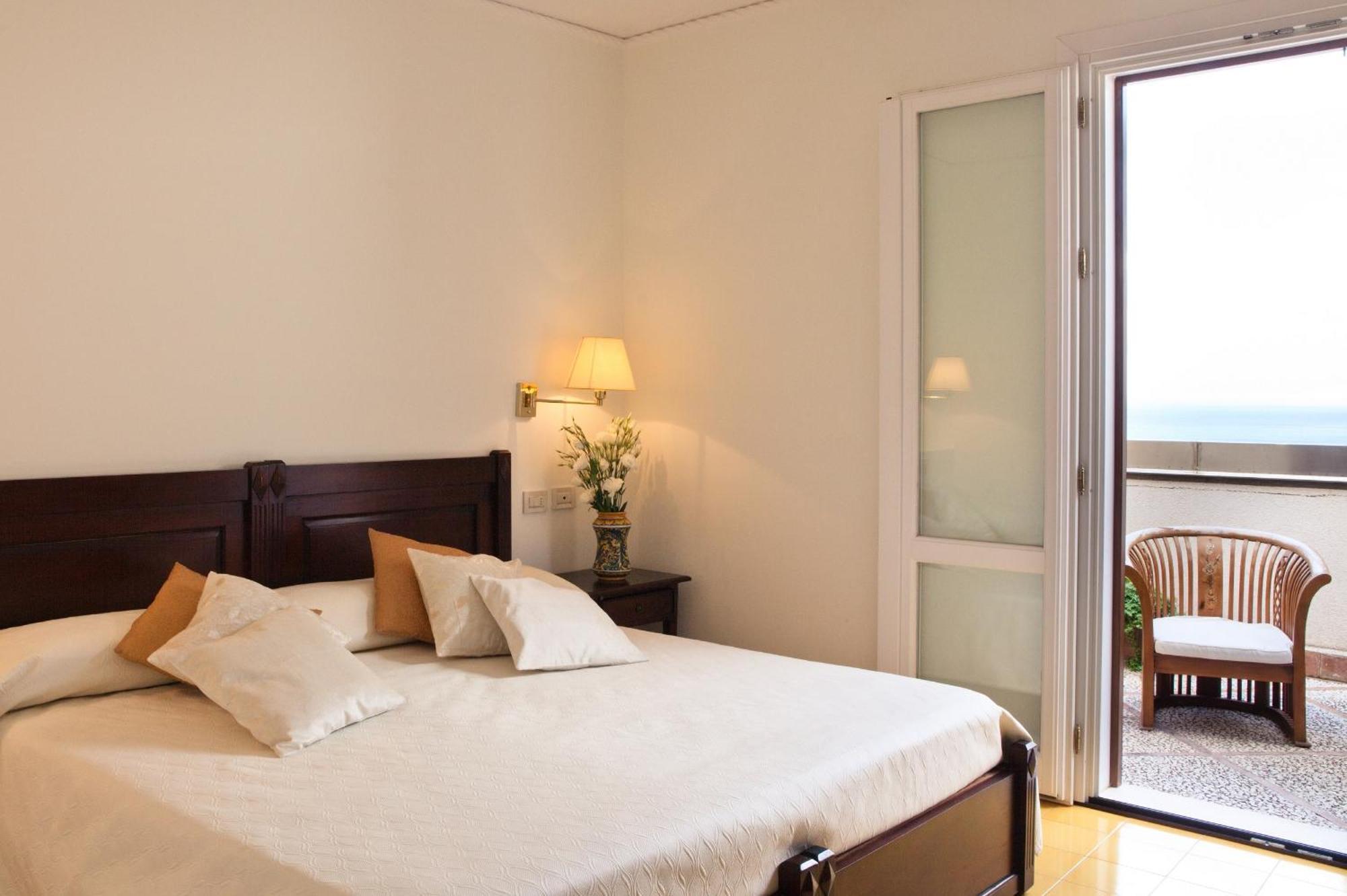 Double Room with Partial Sea View,216999761:JPEG