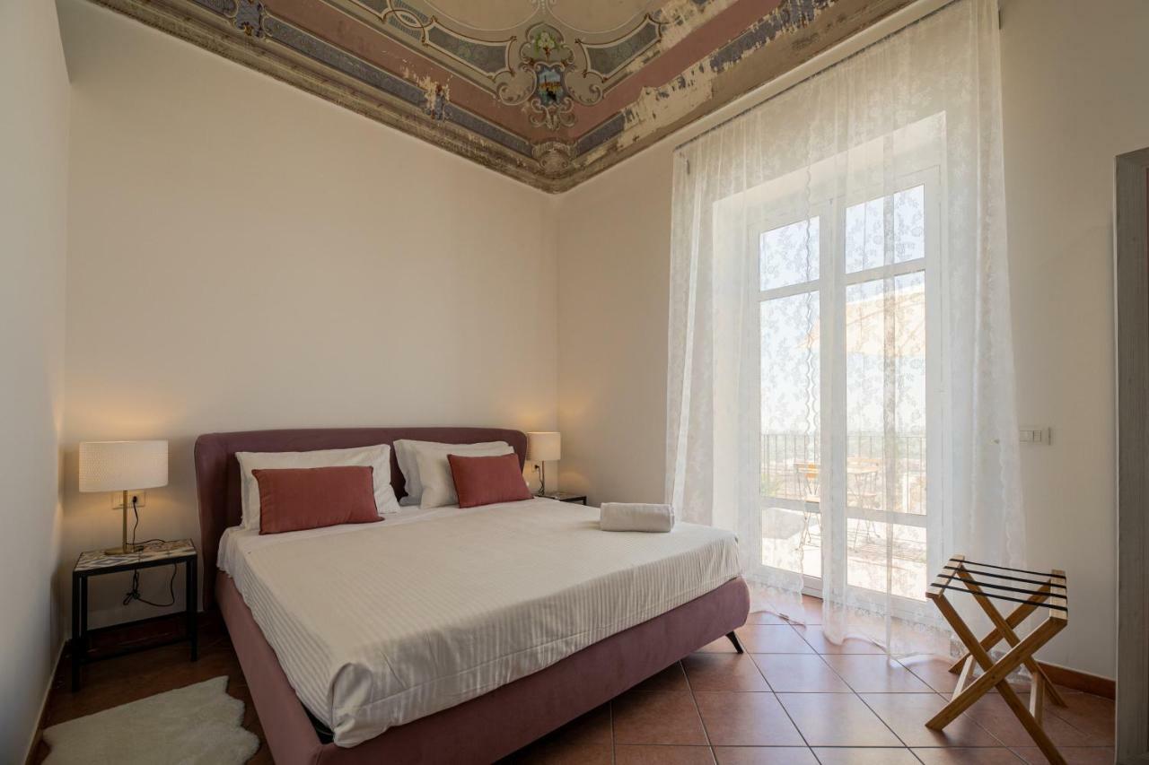 Zimmer mit Queensize-Bett und Gartenblick
