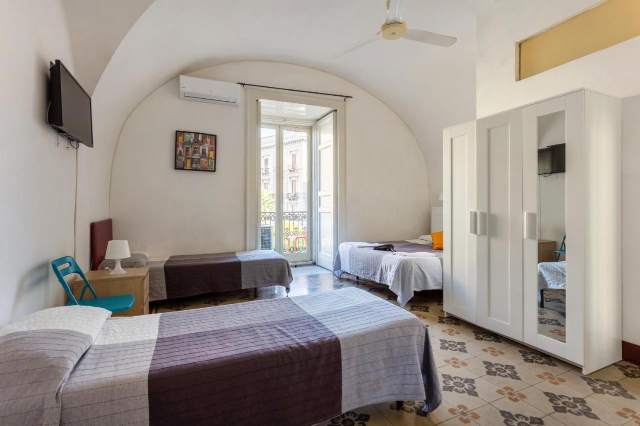 Vierbettzimmer mit Balkon mit Blick auf den Platz