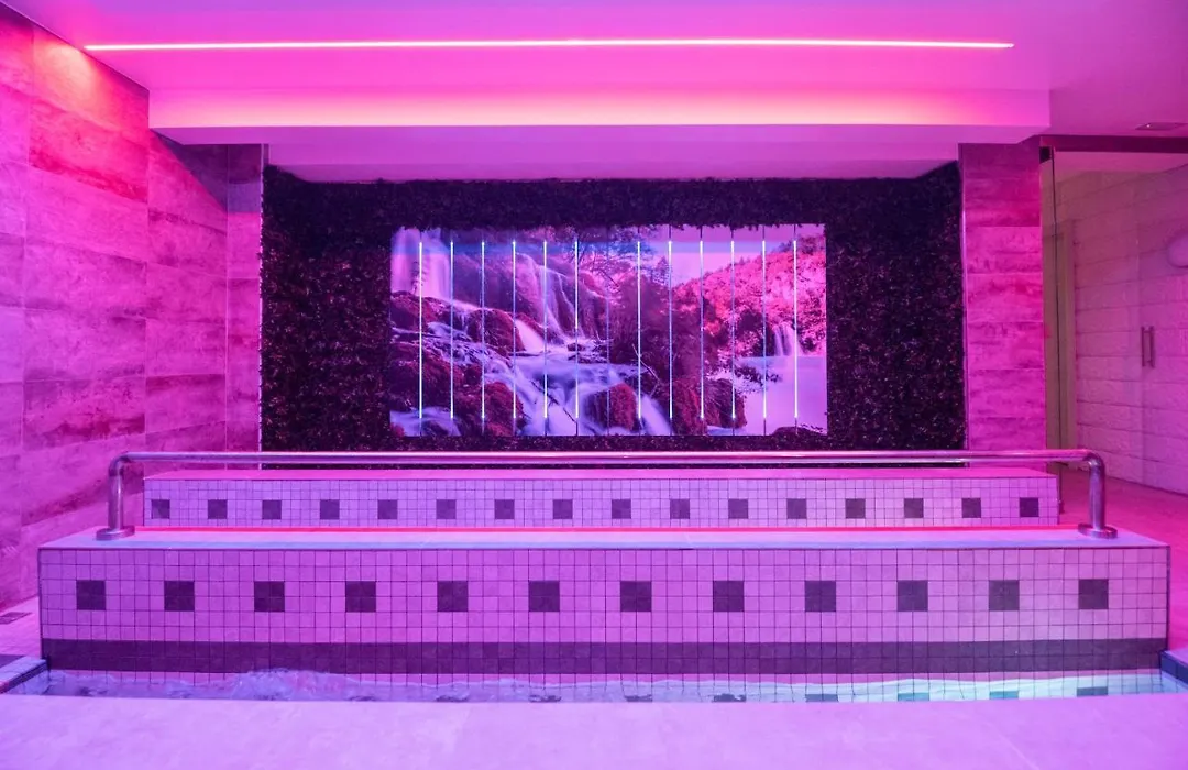 White Apartments & Spa-1