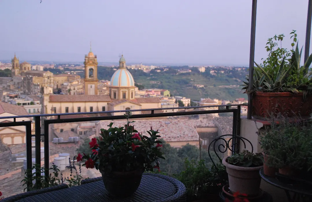 Casa tipica siciliana patronale home BedandBreakfast TreMetriSoprailCielo Camere con vista, colazione interna in terrazzo panoramico-1