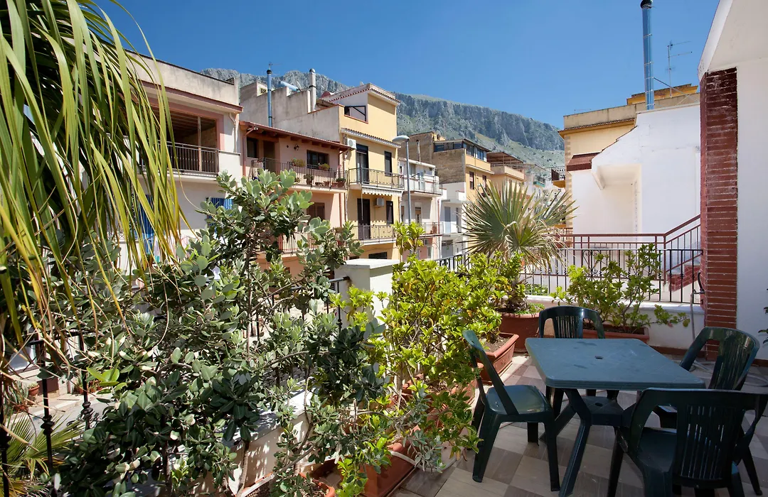 Kunesias B&B-1