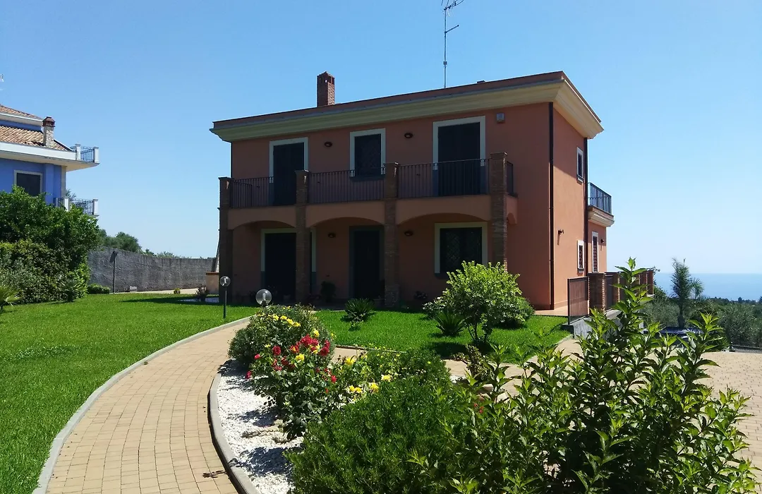 Villa Feluchia Tra Il Mare E Il Vulcano-1