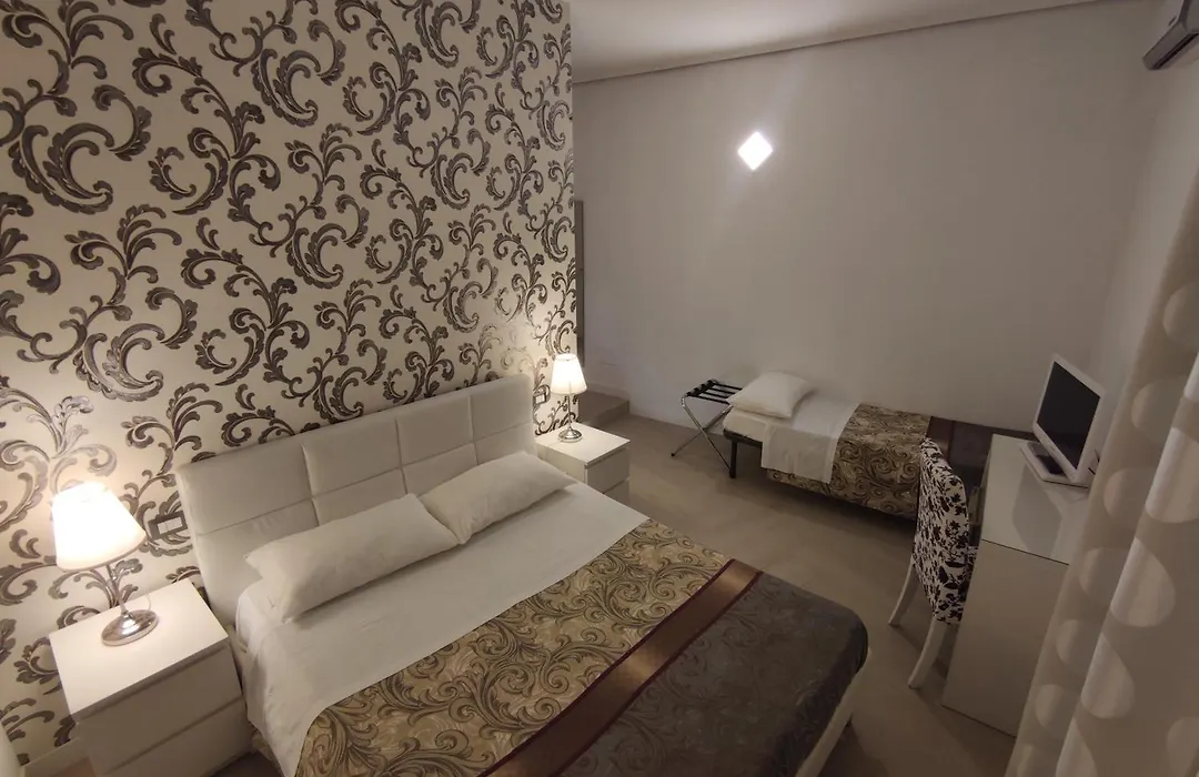 SAMI Rooms - Teatro a 400 mt - Ortigia a 1500 mt - Prenotazioni solo con B00KING - Reservation only with B00KING --1