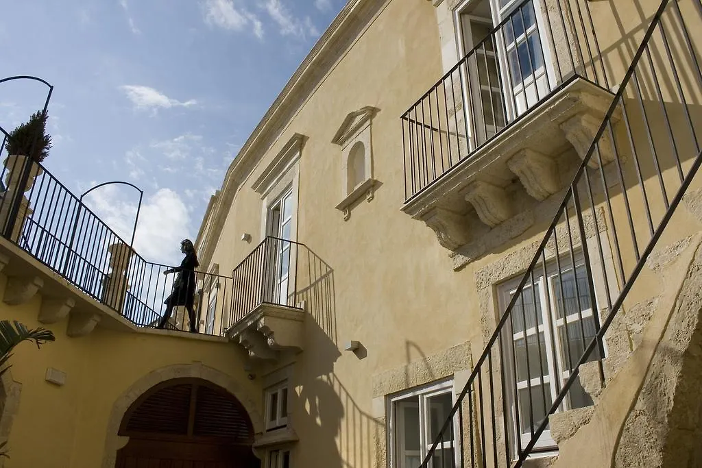 Royal Maniace Hotel-1