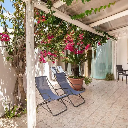 Stromboli Central Family Apartment - 3 Double Rooms-2