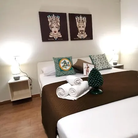 A Due Passi Dal Centro Sweet Rooms-3