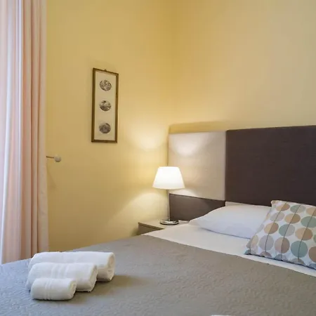 Al Centro del Corso - Holiday Rooms-3