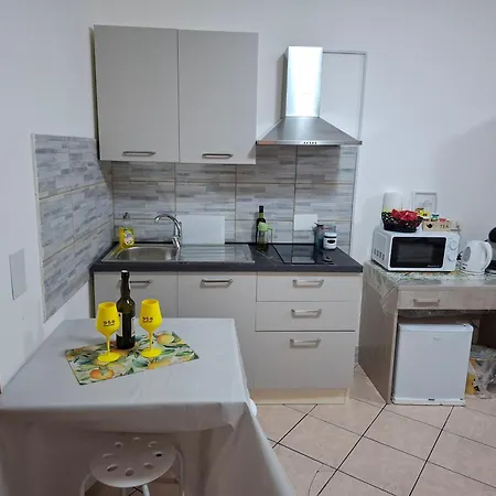 B&B Le Lumie L' Antico Cortile Camere Con Cucina Privata With Private Kitchen-2