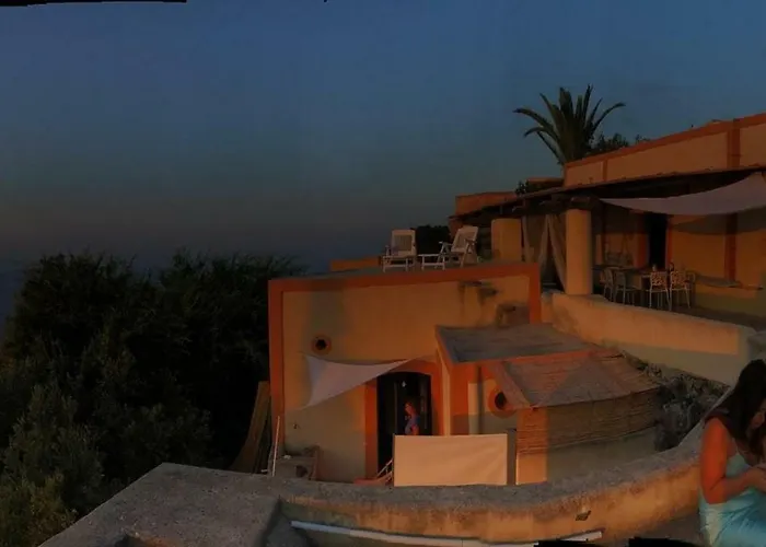 Bed and Breakfast Alicudi Giardino dei Carrubi- al gradino 365
